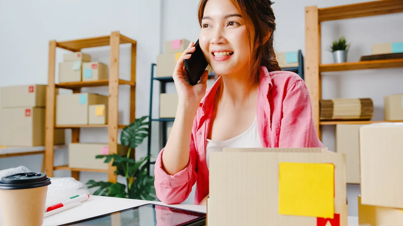 young-asia-businesswoman-using-m (1)